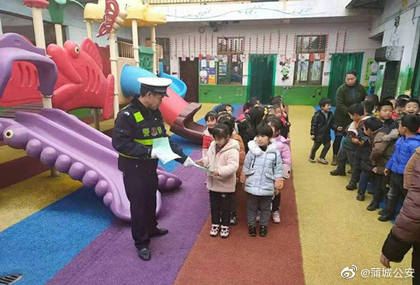 元旦即將來臨，萬般呵護不如教兒自護，近日，@蒲城公安 交警走進轄區幼兒園開展了交通安全知識宣傳教育活動。