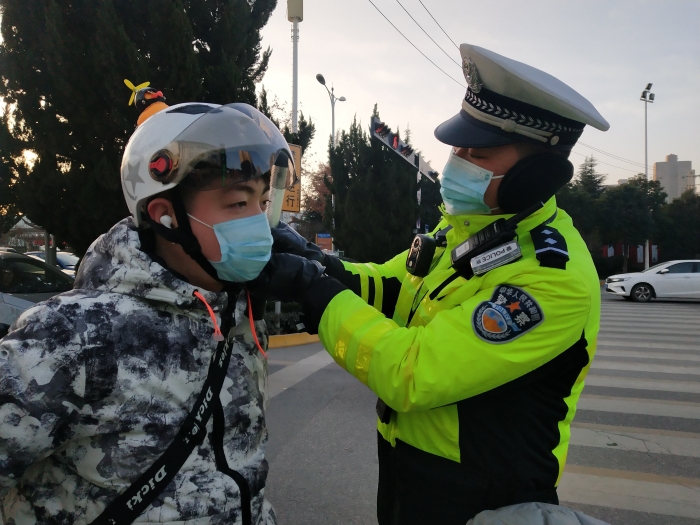 高新交警大隊扎實開展摩托車電動車不佩戴安全頭盔違法行為整治行動