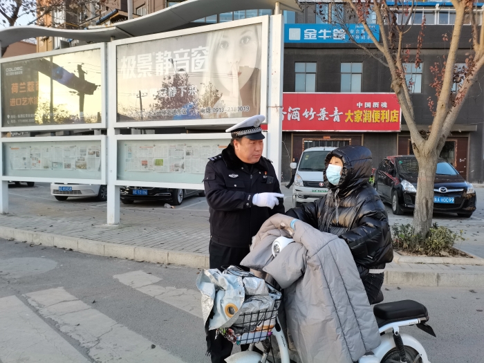 高新交警大隊扎實開展摩托車電動車不佩戴安全頭盔違法行為整治行動