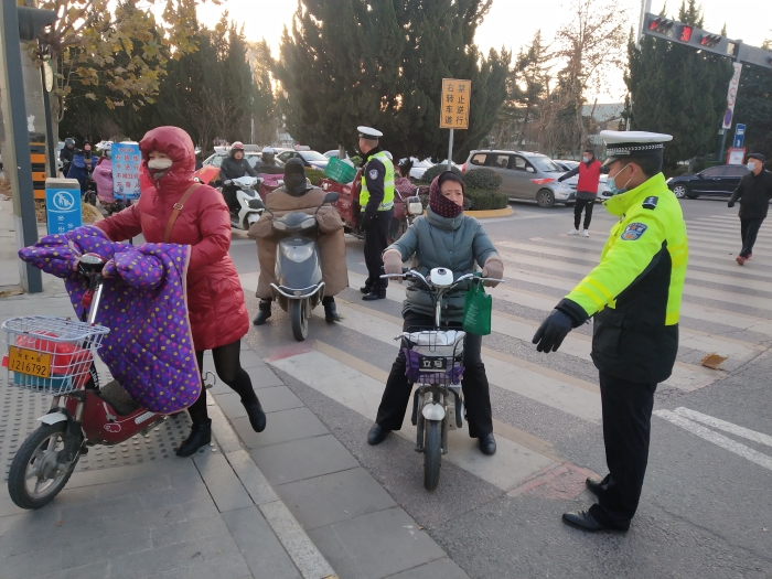 高新交警大隊扎實開展摩托車電動車不佩戴安全頭盔違法行為整治行動
