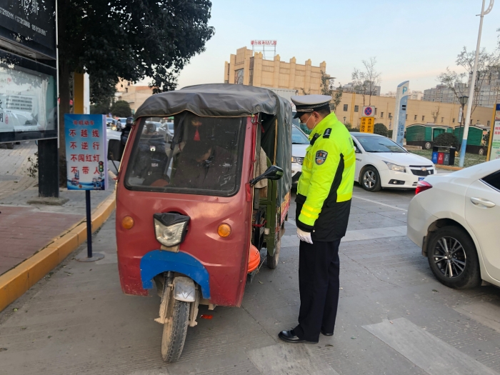 高新交警大隊扎實開展摩托車電動車不佩戴安全頭盔違法行為整治行動