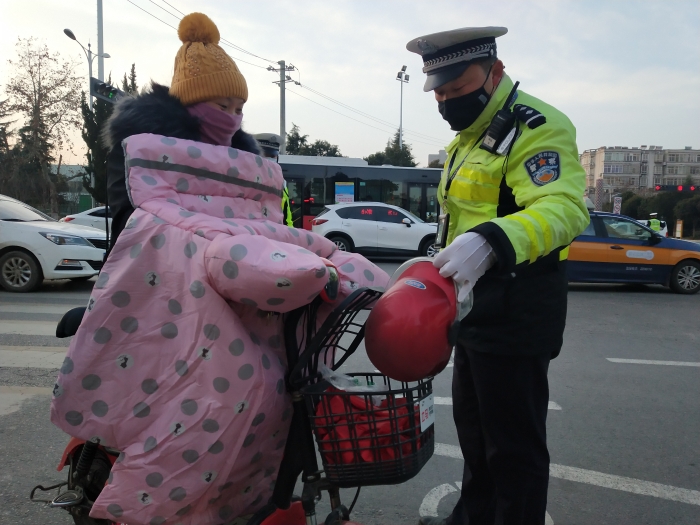 高新交警大隊扎實開展摩托車電動車不佩戴安全頭盔違法行為整治行動