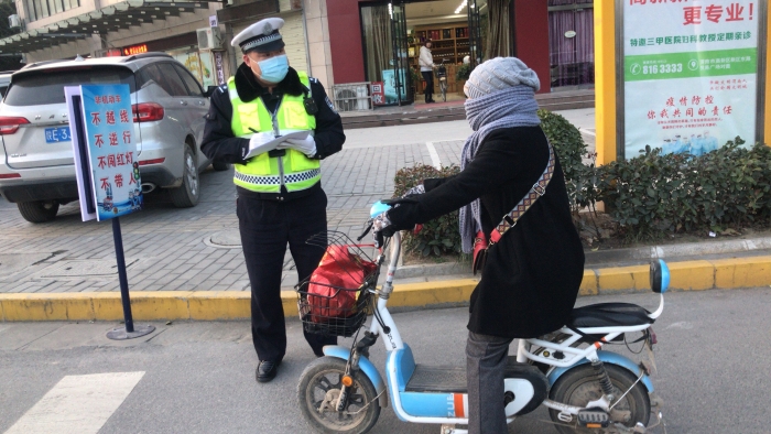 高新交警大隊扎實開展摩托車電動車不佩戴安全頭盔違法行為整治行動