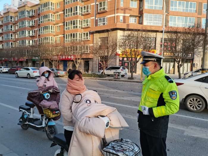 高新交警大隊扎實開展摩托車電動車不佩戴安全頭盔違法行為整治行動