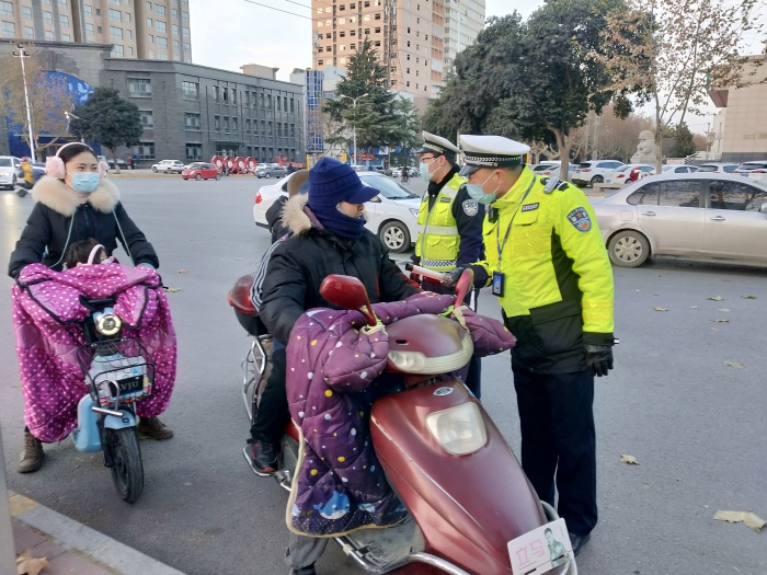 高新交警大隊扎實開展摩托車電動車不佩戴安全頭盔違法行為整治行動