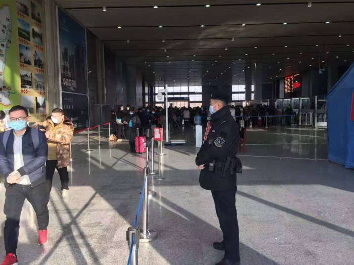 臨渭公安:元旦民警執勤忙 堅守崗位保平安