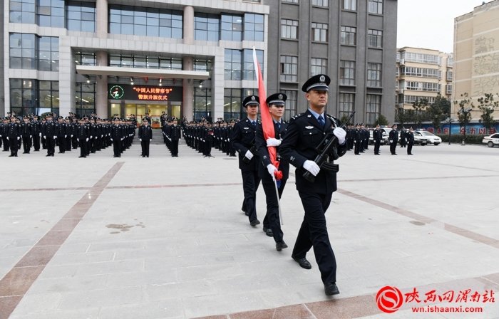 以訓詞為號令 以旗幟為指引 渭南市公安局隆重舉行升警旗儀式（組圖）