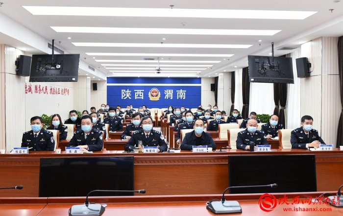 以訓詞為號令 以旗幟為指引 渭南市公安局隆重舉行升警旗儀式（組圖）