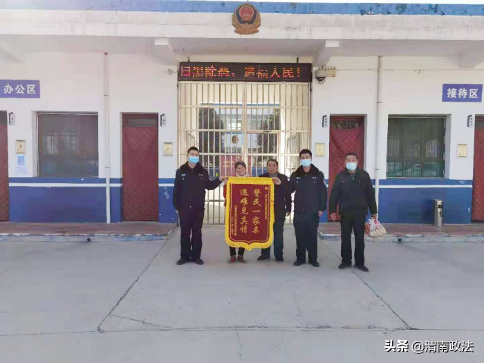 富平縣公安局張橋派出所為群眾補(bǔ)錄戶口獲贊（組圖）