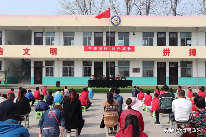 3月15日下午，華州區(qū)司法局走進蓮花寺鎮(zhèn)時堡小學開展以“與法同行，快樂成長”為主題的法治教育報告會。