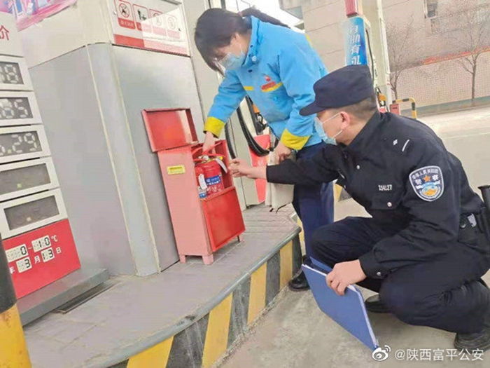 3月15日，富平公安王寮派出所組織民警走進轄區(qū)校園及周邊環(huán)境、煙花爆竹零售店、小型工廠企業(yè)、加油站等檢查消防設施，排查安全隱患。