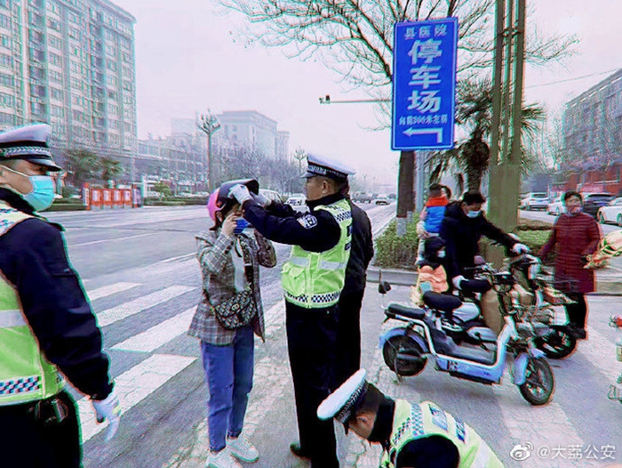 3月15日，大荔公安在城區(qū)開展非機動車騎乘人員未規(guī)范佩戴安全頭盔專項整治行動。