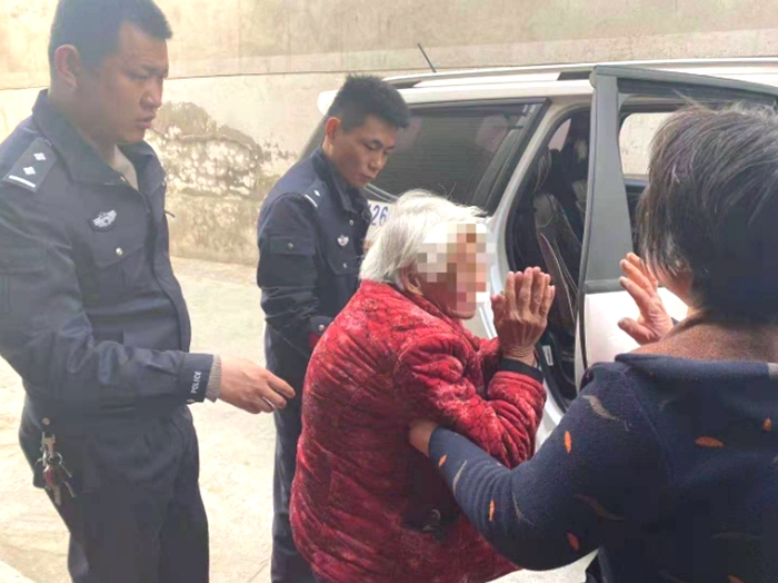 華陰公安城關派出所民警幫助九旬人回家。