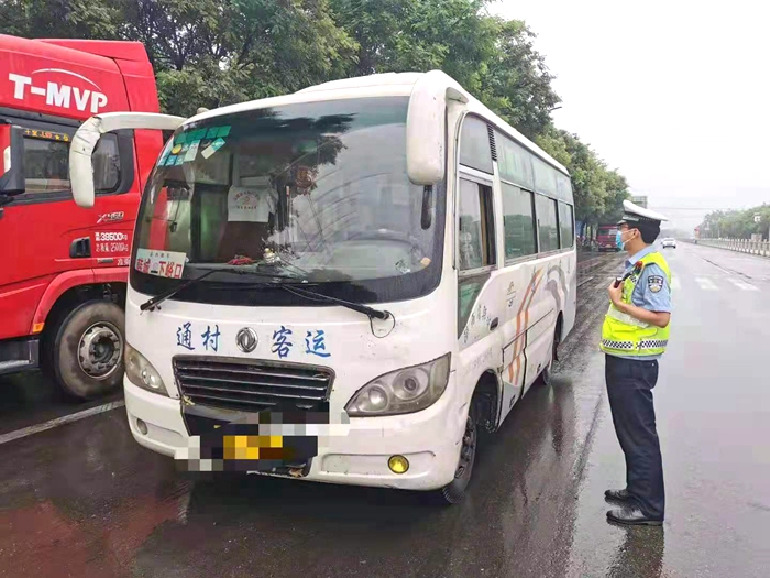 5月15日，韓城交警大隊西莊中隊組織警力開展交通安全秩序整治。