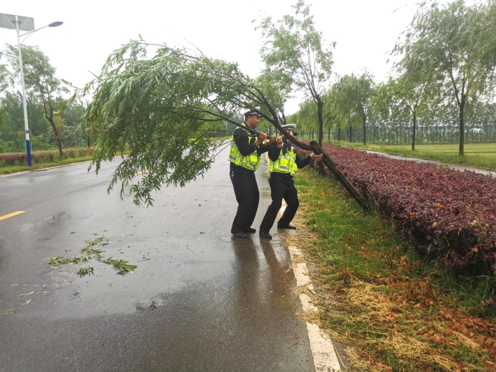 5月15日，華州交警赤水中隊民警對轄區各路段逐一排查，確保路面安全暢通。