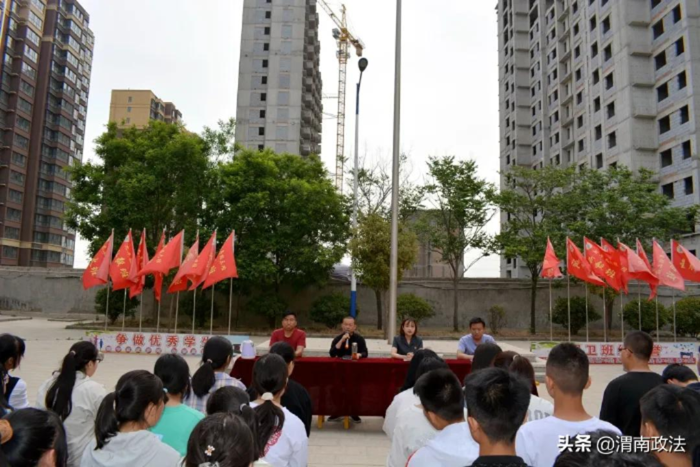 潼關(guān)縣法院法官走進學(xué)校講授法治課。