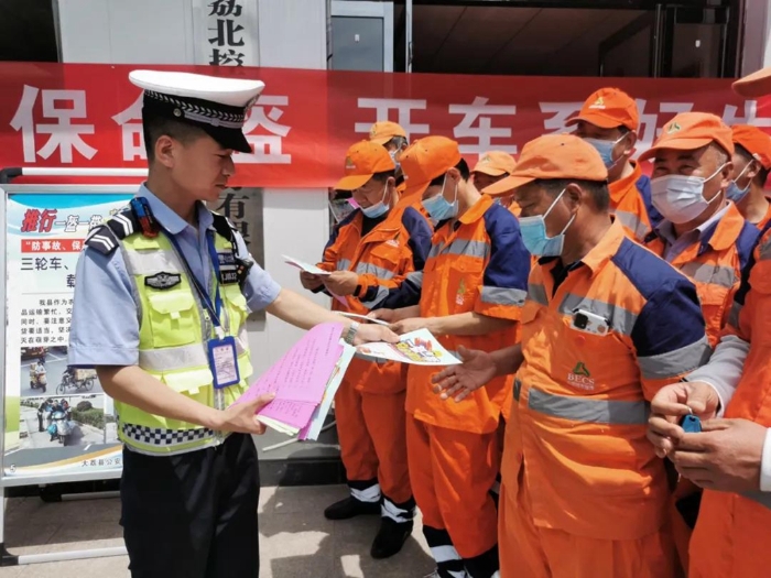 大荔交警對環(huán)衛(wèi)工人進行交通安全宣傳。