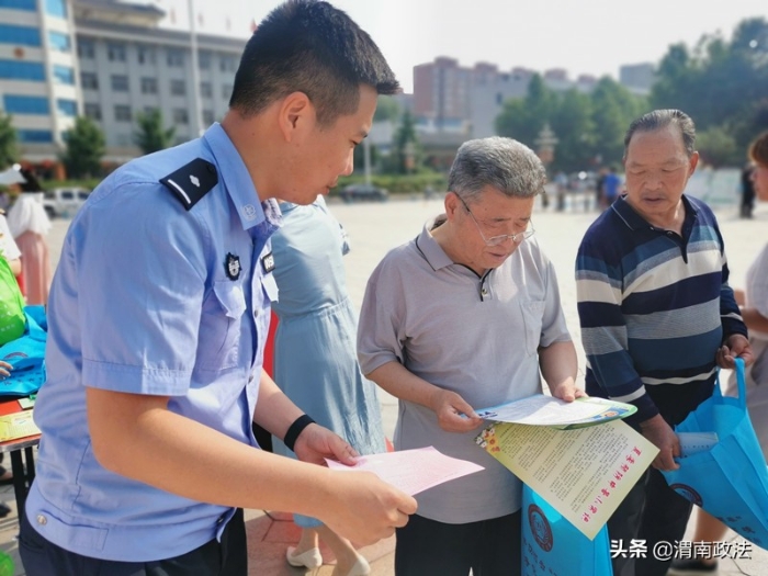 尚儉崇信 守護陽光下的盤中餐 渭南市公安環食藥偵部門積極開展食品安全周宣傳活動（組圖）
