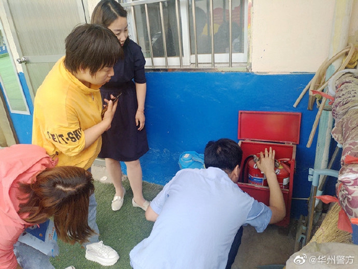華州公安法治副校長對校園安全進行全面檢查。