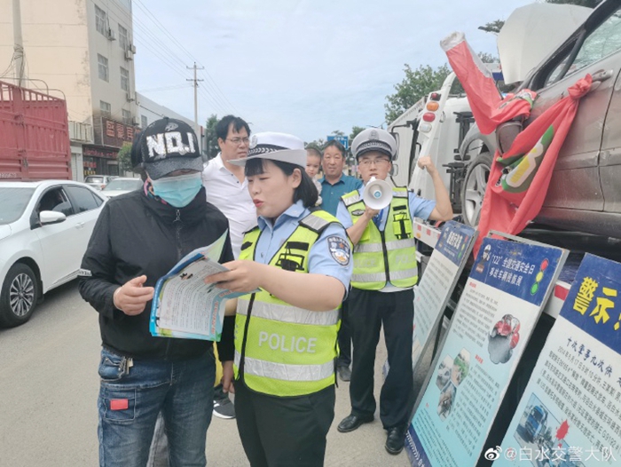 白水交警深入西固街頭積極開展“一盔一帶”交通安全主題宣傳。