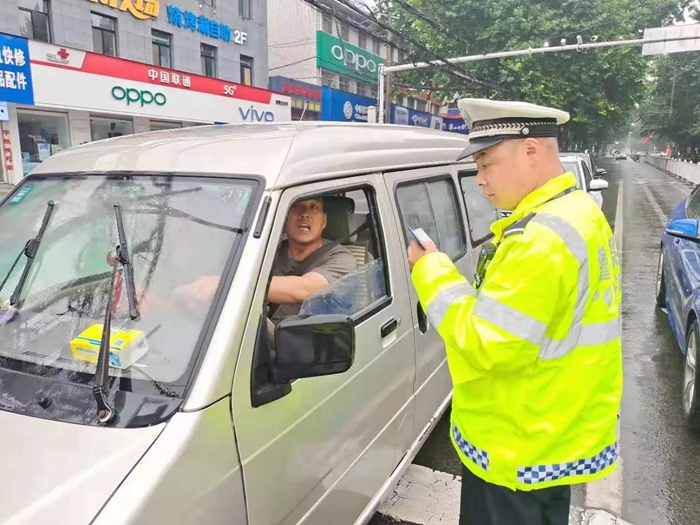 華州交警嚴(yán)查各類交通違法行為..webp