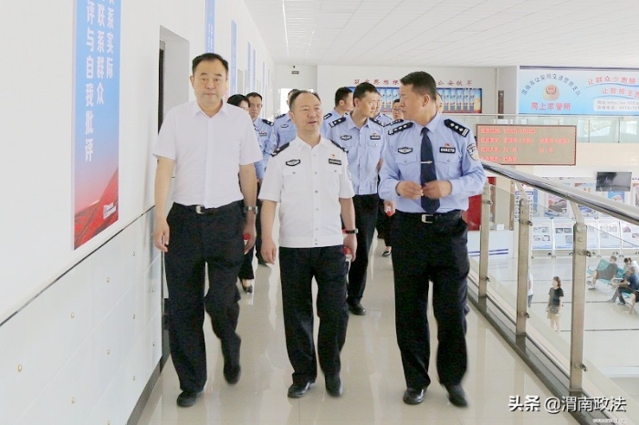 省紀委監委駐省公安廳紀檢監察組蒞臨交警支隊車管所調研指導工作