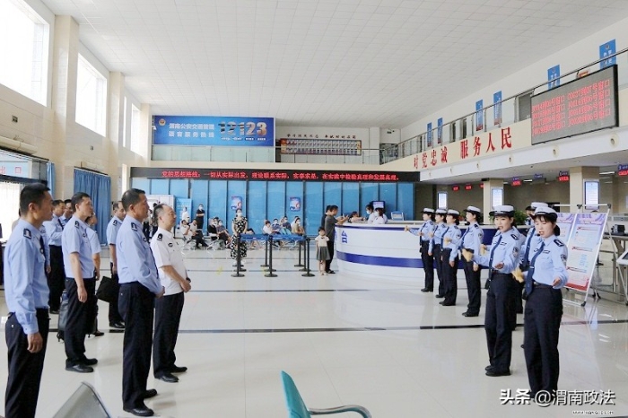省紀委監委駐省公安廳紀檢監察組蒞臨交警支隊車管所調研指導工作