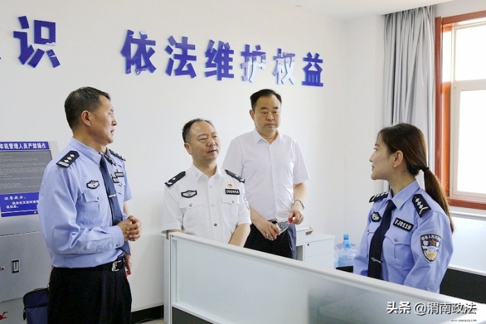 省紀委監委駐省公安廳紀檢監察組蒞臨交警支隊車管所調研指導工作