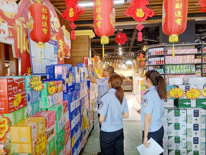 華陰羅敷派出所聯合環食藥偵大隊開展食品藥品安全大檢查.