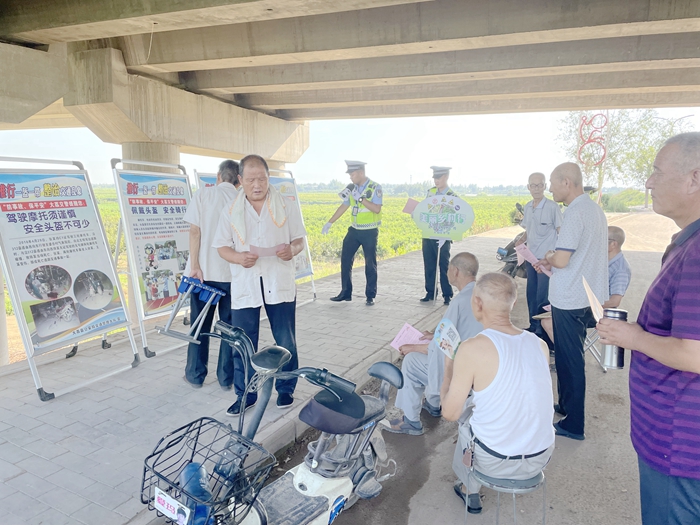 大荔交警深入鄉間地頭開展“美麗鄉村行”交通安全宣傳活動。