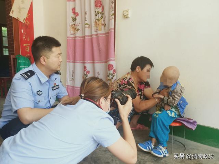 富平公安上門為群眾提供辦證服務。