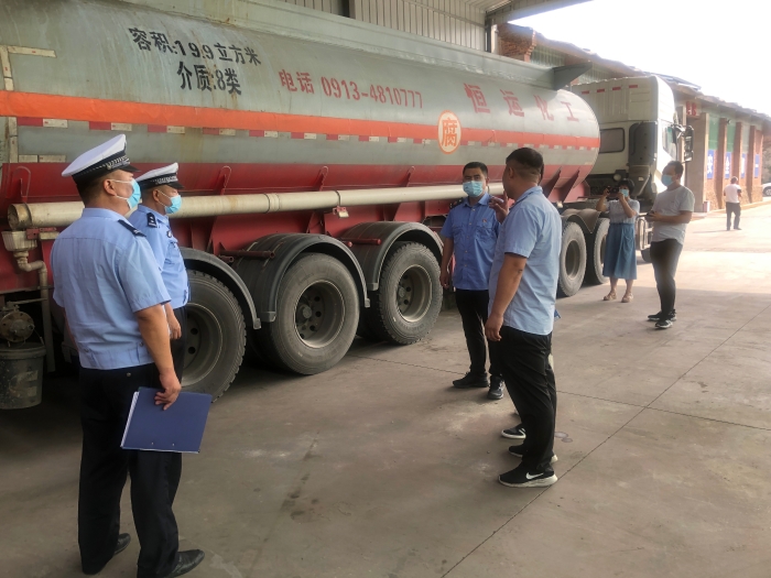 華州交警車輛管理所聯合多部門開展重點運輸企業安全大檢查。