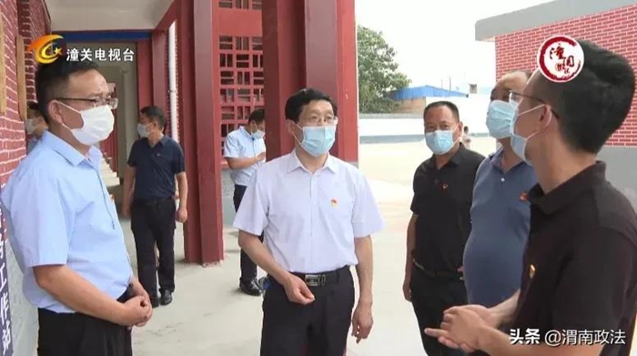 近日，潼關縣委副書記、政法委書記唐嫻檢查指導疫情防控工作。