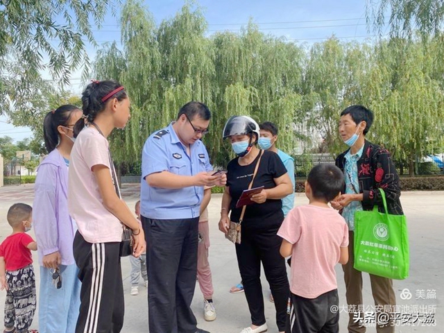 大荔民警深入轄區(qū)向群眾宣傳推廣“國(guó)家反詐中心”App。
