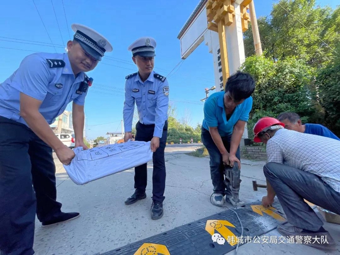 近日，韓城市公安局交警大隊組織專業安裝人員深入到各個村莊路口開始安裝減速帶。