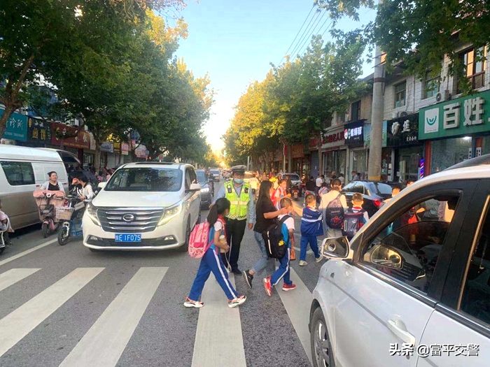 富平縣公安局交警大隊合理安排勤務，科學部署警力，悉心守護學生“平安路”。