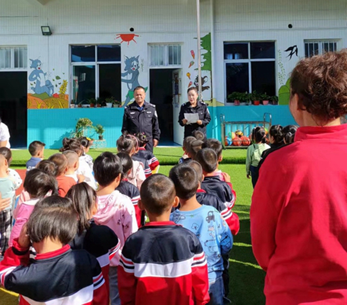 澄城公安法治宣傳走進幼兒園，關愛幼兒茁壯成長。