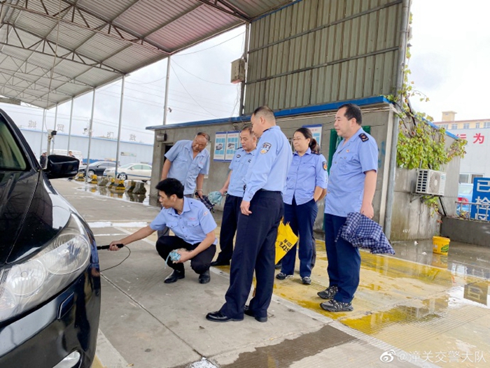 潼關交警大隊車管所聯合市場監督管理局深入轄區秦馳機動車檢測站開展專項監督檢查。