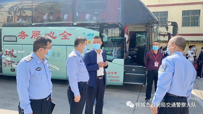 韓城市公安局交警大隊深入市客運企業開展“中秋節”客運車輛安全大檢查。