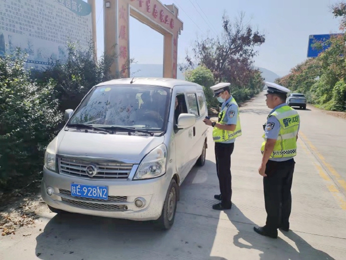 華州交警持續查處交通違法行為.
