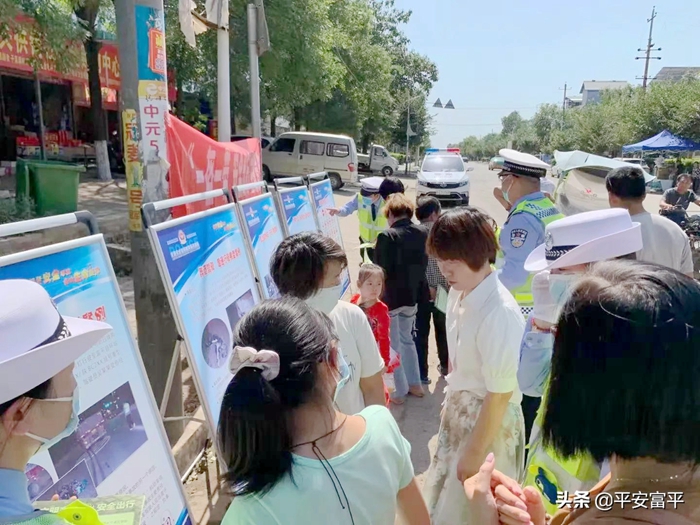 富平交警開展“有安全，更團圓”中秋交通安全主題宣傳活動。