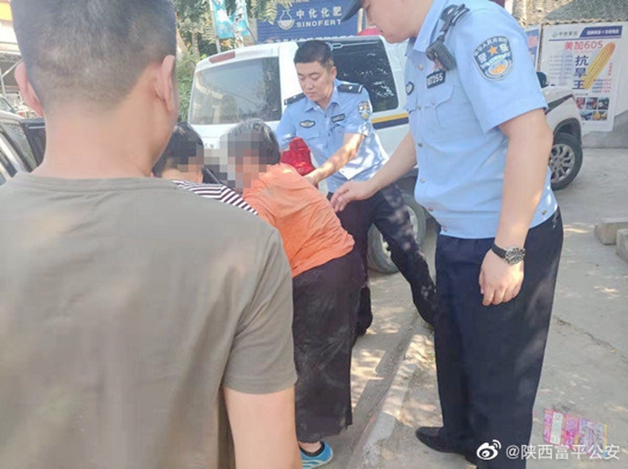 老人迷失街頭，富平民警助其回家。