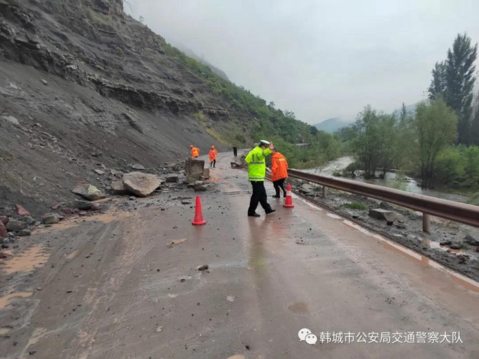 韓城公安交警強化雨天隱患排查，確保道路交通安全。