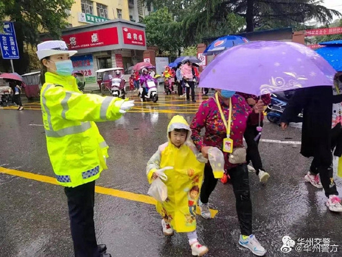 華州交警雨天執勤守平安。