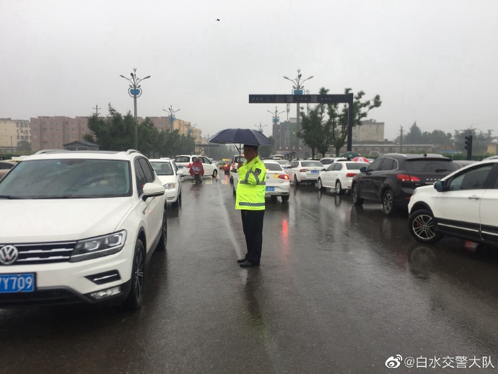 白水公安交警雨中執勤保平安。