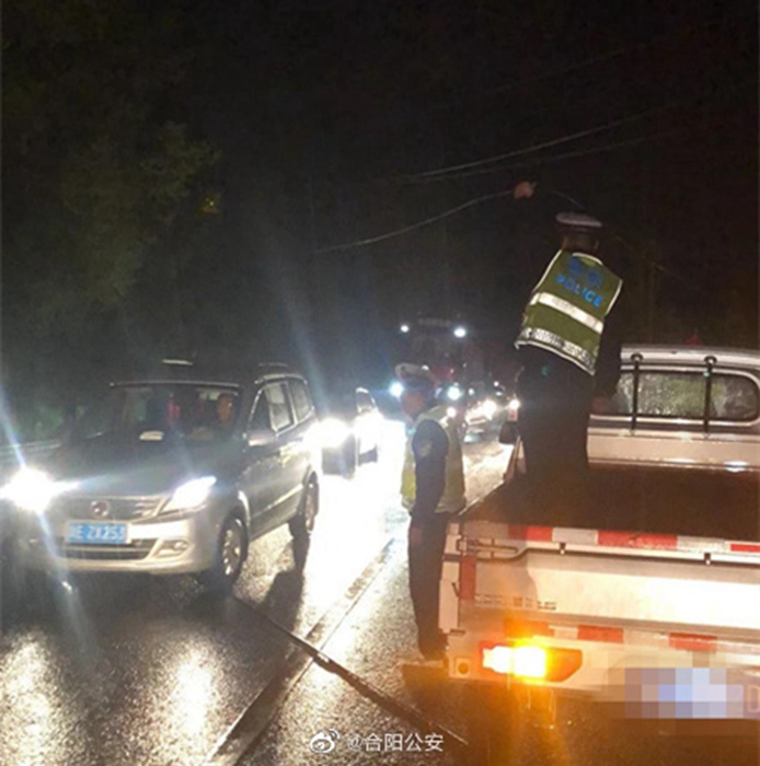 合陽公安交警打響暴風雨緩堵保暢攻堅戰。