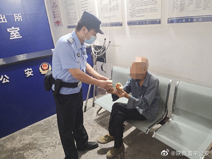 老人深夜走失，富平民警送其到救助站。