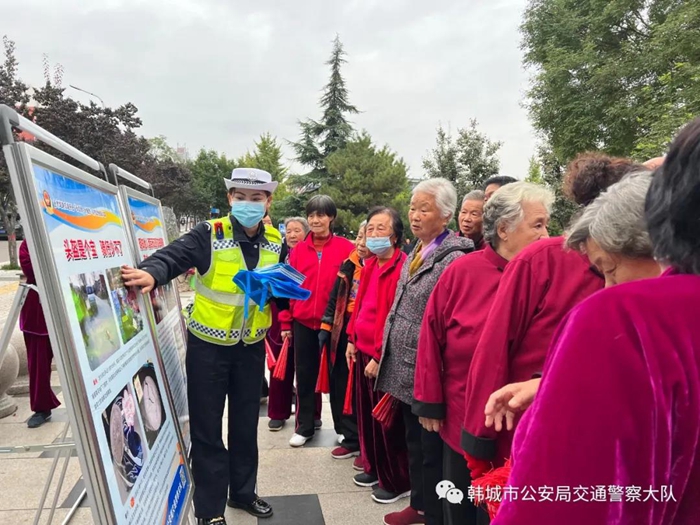 韓城公安交警開展老年人交通安全主題宣傳活動。