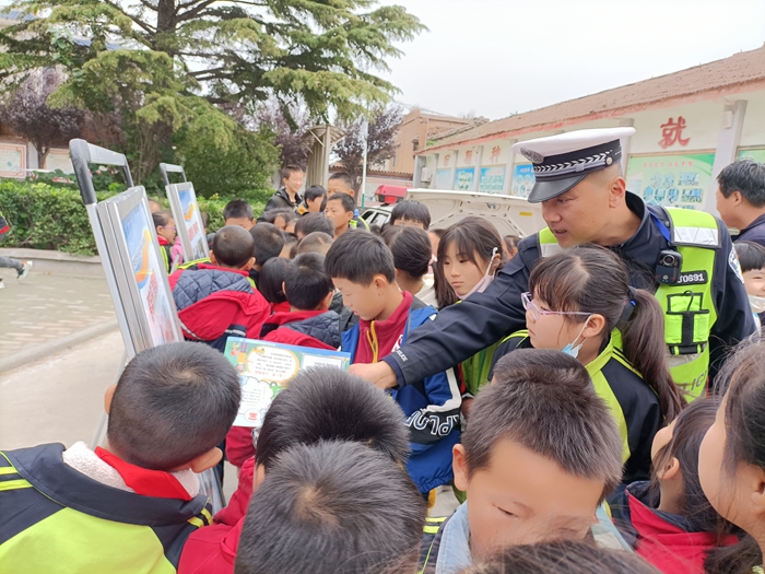 白水交警進校園開展交通安全宣傳活動。