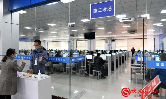 10月16日，2021年國家統(tǒng)一法律職業(yè)資格考試客觀題考試（渭南考區(qū)）在渭南技師學院開考。記者 許艾學 攝